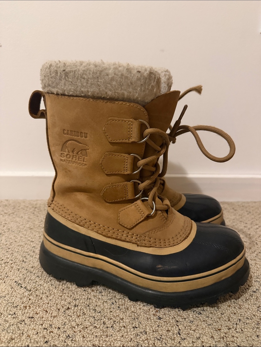 Insulated Sorel Women's Tan and Black Winter Lace-Up Boots with Faux Fur